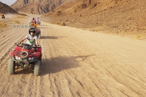 Wüsten Safari ab Hurghada – Quad, Kamelritt, BBQ & Beduinendorf