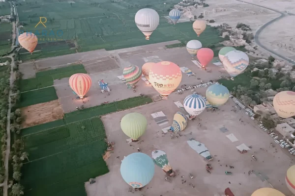 Heißluftballon über Luxor bei Sonnenaufgang