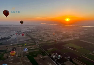 Heißluftballon über Luxor bei Sonnenaufgang