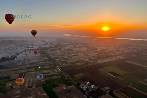 Heißluftballon über Luxor bei Sonnenaufgang