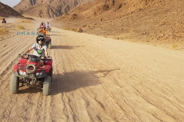 Wüsten Safari ab Hurghada – Quad, Kamelritt, BBQ & Beduinendorf